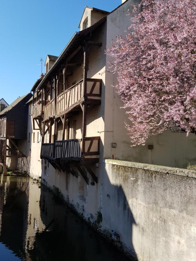 La Maison Virginie 1 A 2 Pers Charmant Hyper Centre- Cour- Parking- Linge- Fibre- Proximite Lac Canal Piscine Montargis Luaran gambar