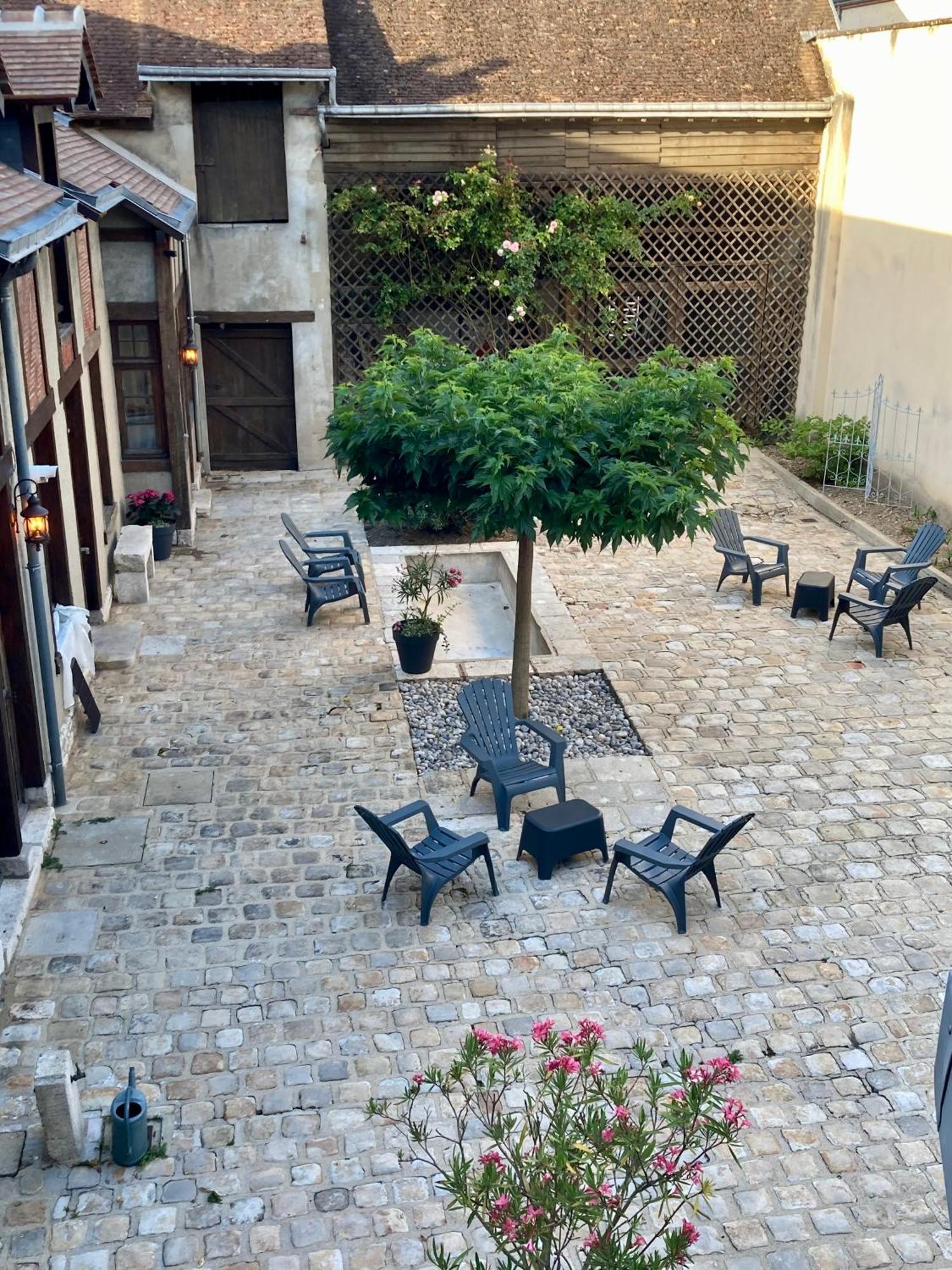 La Maison Virginie 1 A 2 Pers Charmant Hyper Centre- Cour- Parking- Linge- Fibre- Proximite Lac Canal Piscine Montargis Luaran gambar
