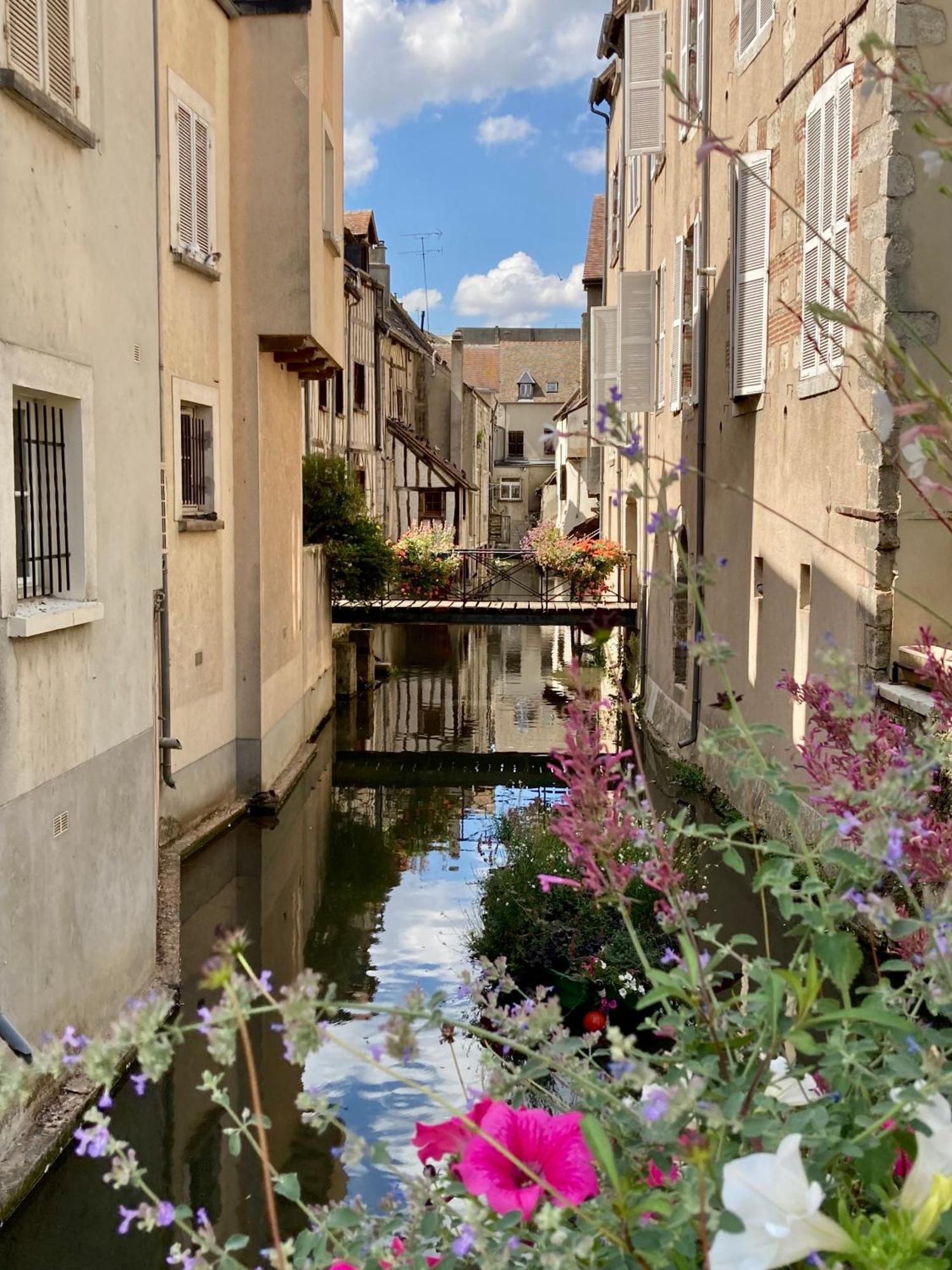 La Maison Virginie 1 A 2 Pers Charmant Hyper Centre- Cour- Parking- Linge- Fibre- Proximite Lac Canal Piscine Montargis Luaran gambar