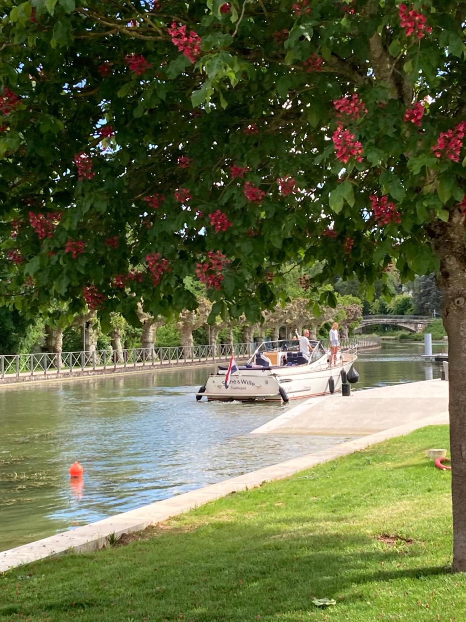 La Maison Virginie 1 A 2 Pers Charmant Hyper Centre- Cour- Parking- Linge- Fibre- Proximite Lac Canal Piscine Montargis Luaran gambar